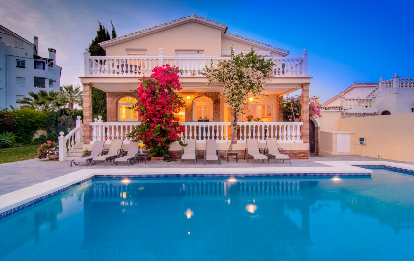 Location de vacances - Chalet à Marbella - Villa Las Chapas Playa avec piscine privée et chaises longues.