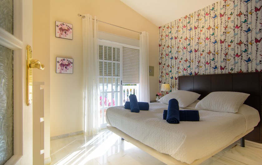 Location de vacances - Chalet à Marbella - Chambre d'invité avec lit double, sortie sur la terrasse