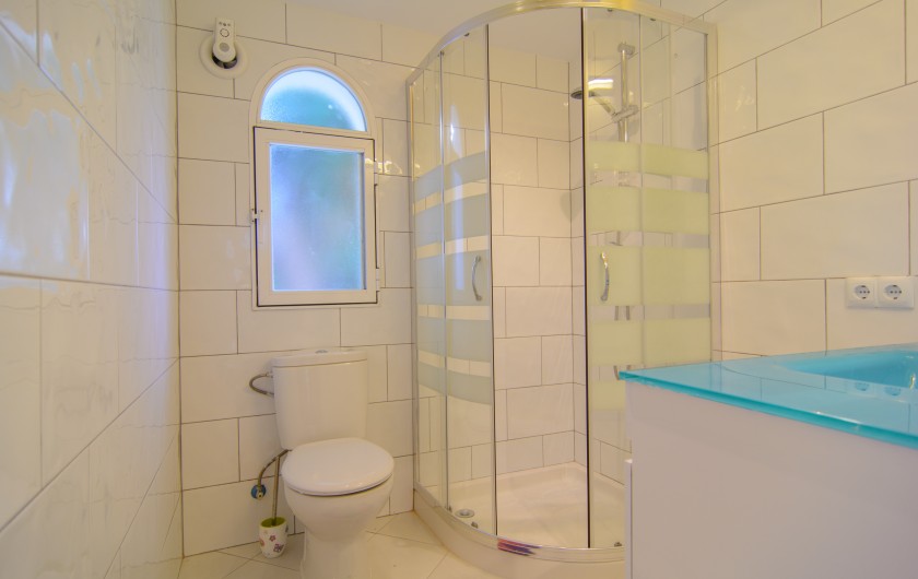 Salle de bain familiale avec douche à l'italienne et lavabo