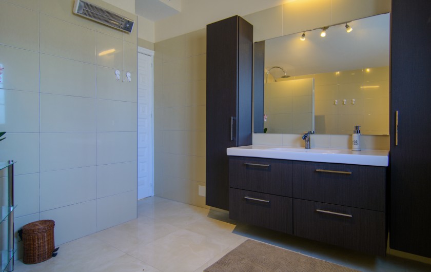 Location de vacances - Chalet à Marbella - Double lavabo, douche à l'italienne dans la salle de bain attenante.