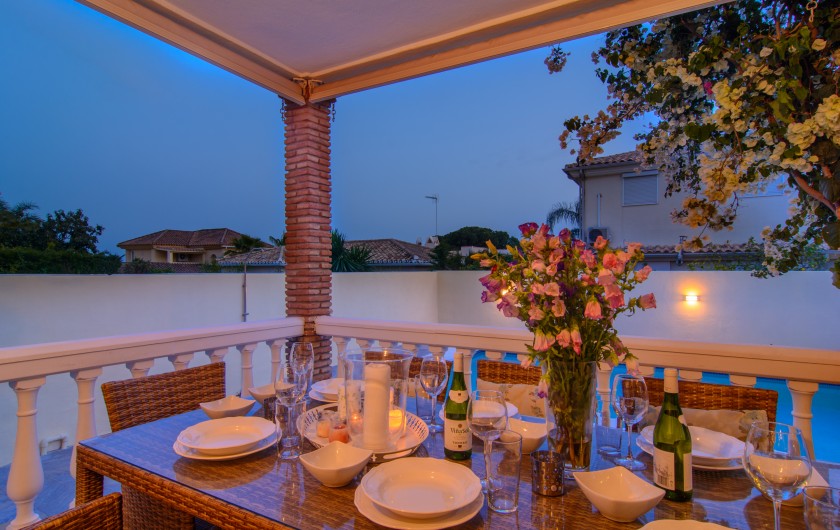 Table à manger de six places sur la terrasse avec vue sur la piscine