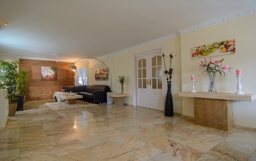 Location de vacances - Chalet à Marbella - Coin salon dans le séjour avec canapé en cuir et table