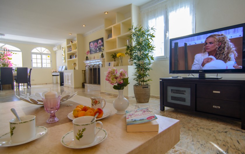Location de vacances - Chalet à Marbella - Table basse et TV LG à écran plat dans le salon