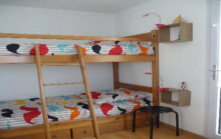 Location de vacances - Studio à Les Sables-d'Olonne - la chambre donnant sur le balcon n°2