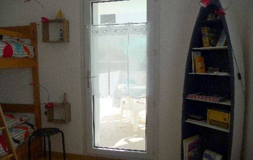 Location de vacances - Studio à Les Sables-d'Olonne - la vue de la chambre donnant sur le balcon n°2, depuis la pièce de vie