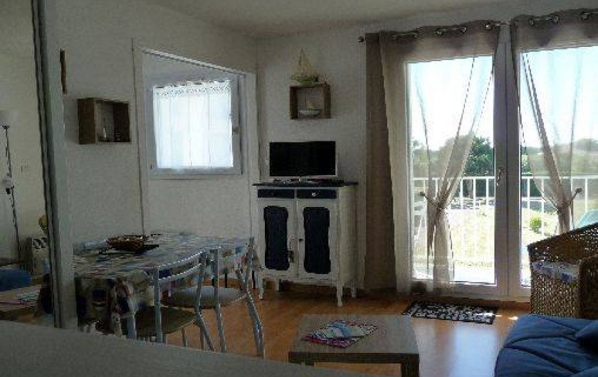 Location de vacances - Studio à Les Sables-d'Olonne - depuis la cuisine, la vue de la pièce de vie donnant sur le balcon n°1