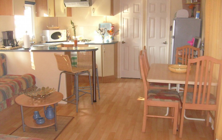 Location de vacances - Camping à Farinette Plage - cuisine salon