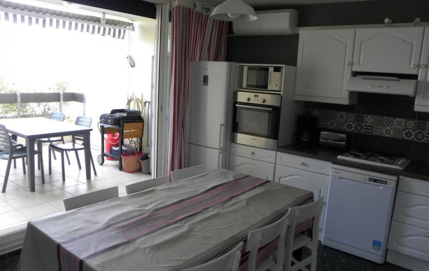 Location de vacances - Appartement à Le Grau-du-Roi - Cuisine et accés terrasse