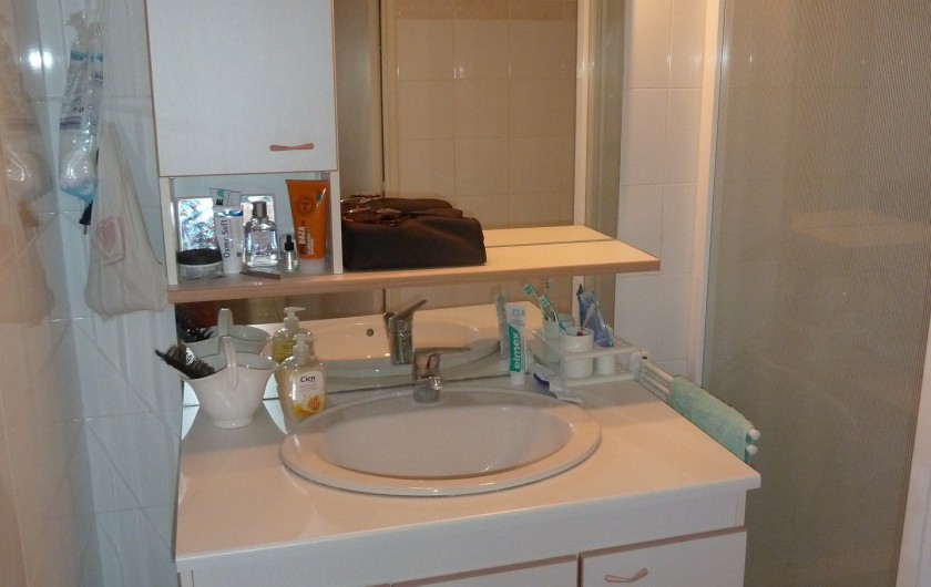 Location de vacances - Appartement à Fréjus - Salle de bain avec douche