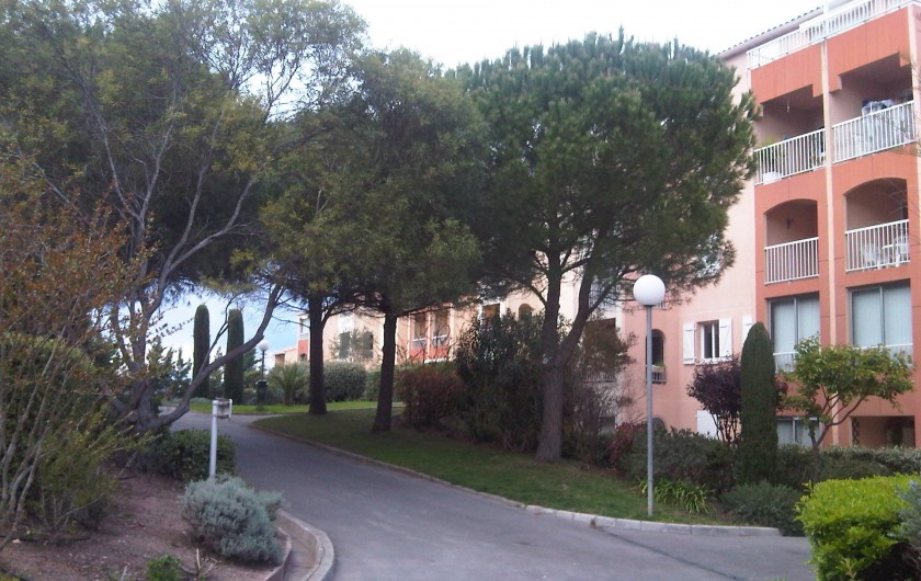 Location de vacances - Appartement à Fréjus - Allée piétonne de la Résidence fermée paysagée Le Lagon Bleu