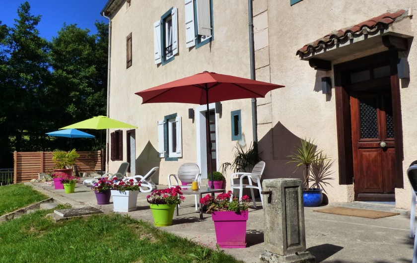 Location de vacances - Gîte à Serres-sur-Arget - Entrée et terrasse du gîte