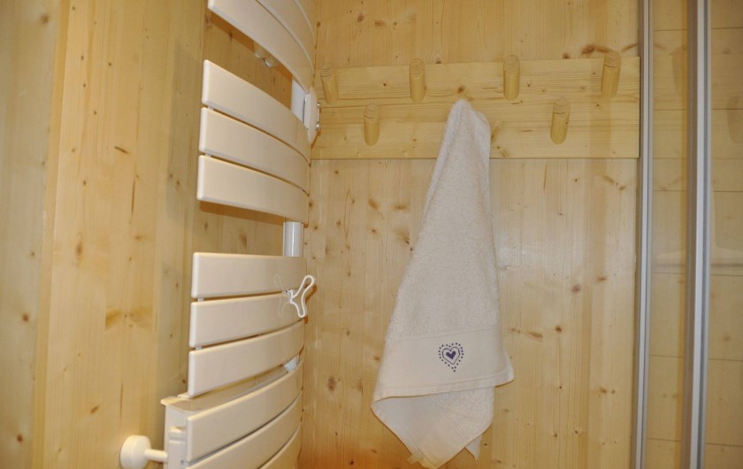 Location de vacances - Appartement à Morzine - Salle de bains , radiateur sèche serviettes