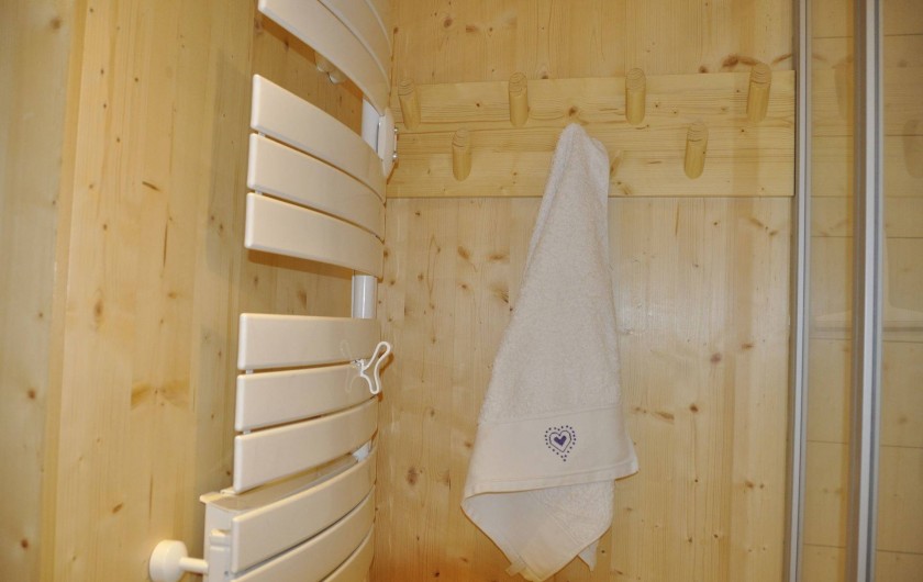 Location de vacances - Appartement à Morzine - Salle de bains , radiateur sèche serviettes