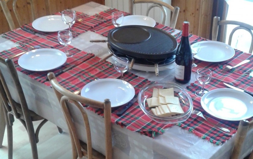 Location de vacances - Appartement à Morzine - Table du séjour