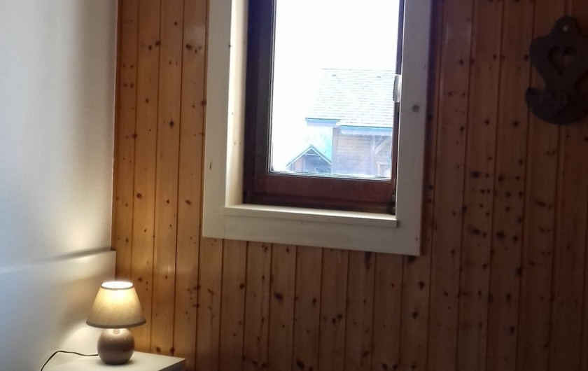 Location de vacances - Appartement à Morzine - Chambre des parents, fenêtre