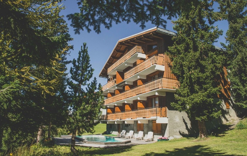 Location de vacances - Studio à La Rosière - Chalet les Clarines en été. Au calme plein sud