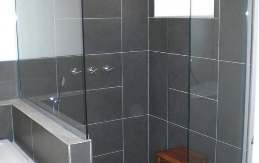 Location de vacances - Gîte à Coupiac - salle de bain côté douche