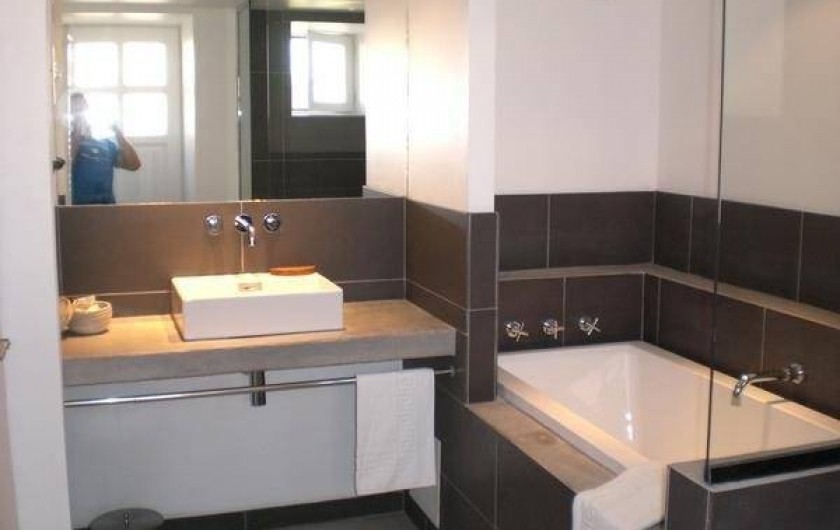 Location de vacances - Gîte à Coupiac - salle de bain côté baignoire