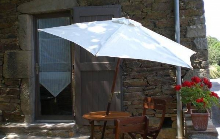 Location de vacances - Gîte à Coupiac - terrasse côté chambre