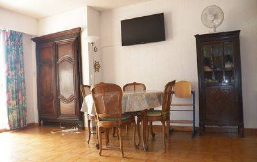 Location de vacances - Appartement à Cassis - côté salle à manger / télé à écran plat