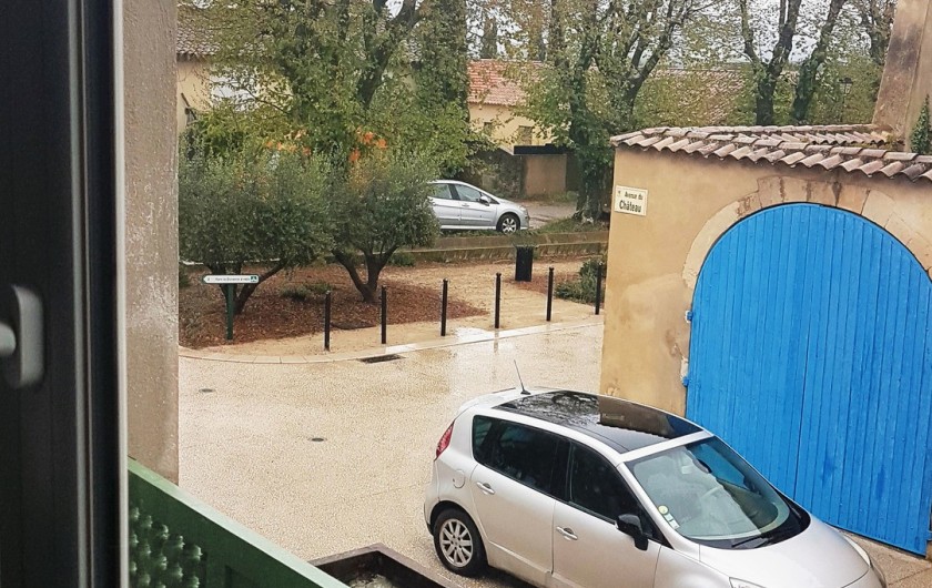 Location de vacances - Studio à Charleval - avec vue à l'est sur les arbres du château