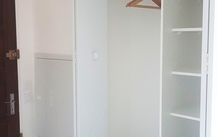 Location de vacances - Studio à Charleval - un grand placard