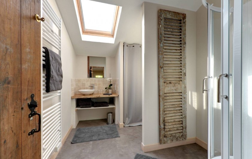 Location de vacances - Gîte à Eygurande-et-Gardedeuil - Salle d'eau du haut. Gîte de la Guirandole-Eygurande et Gardedeuil-Dordogne