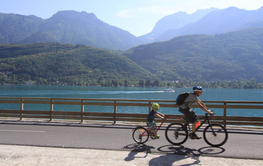 Location de vacances - Gîte à Annecy - La voie verte du lac d'Annecy, départ à 200M de la location