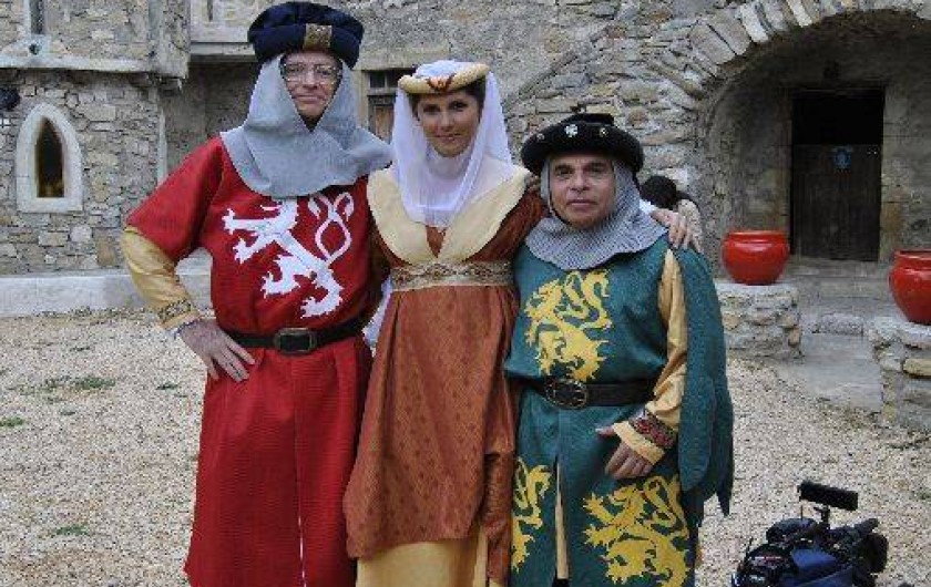 Location de vacances - Gîte à Servas - Tournage TV M6 dans la cours du Mas