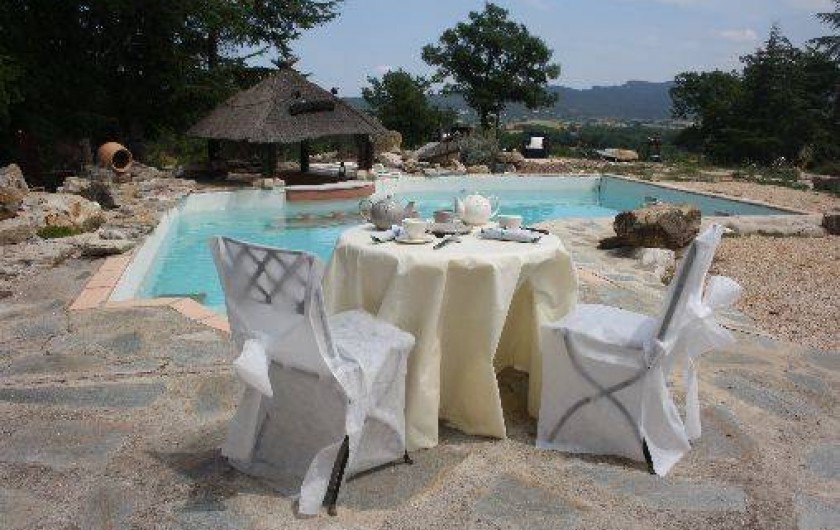 Location de vacances - Gîte à Servas - Petit déjeuner devant la piscine