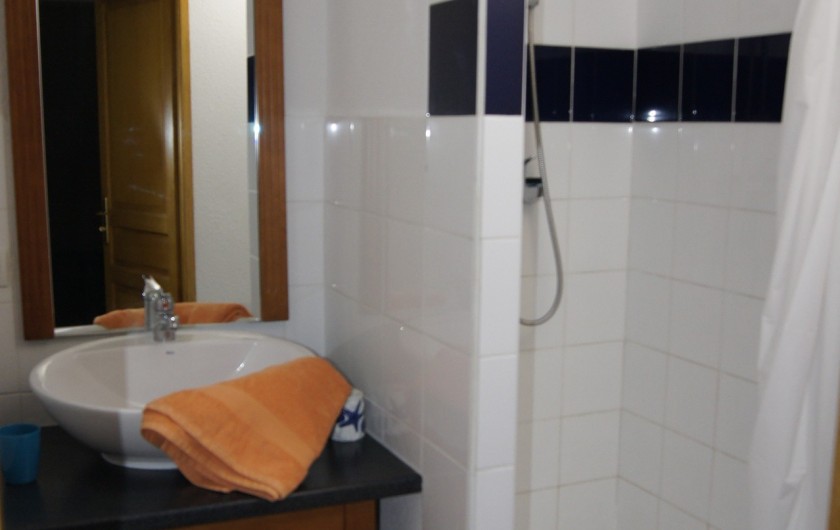 Location de vacances - Appartement à Loudenvielle - Salle d'eau à l'étage