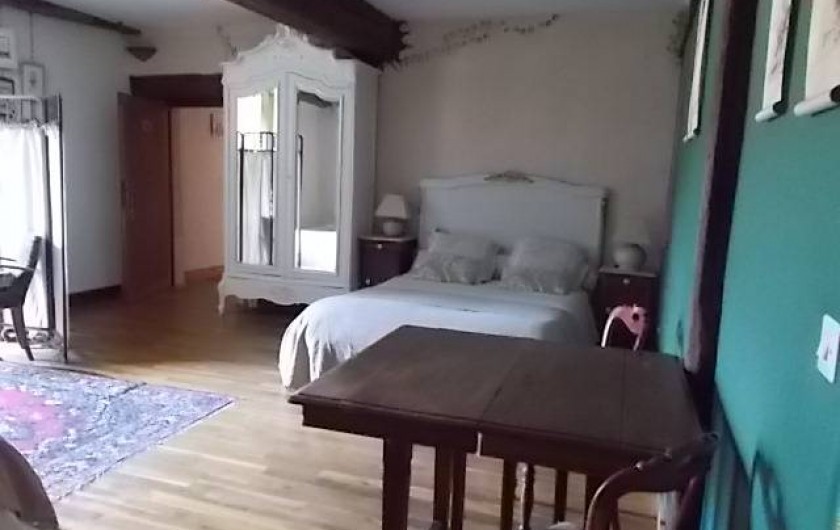 Location de vacances - Chambre d'hôtes à Gigny - Chambre Mésanges :   1 lit double  + 2 lits simples Vue sur cour