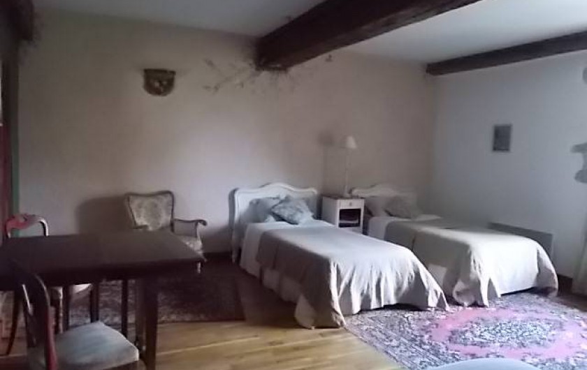 Location de vacances - Chambre d'hôtes à Gigny - Chambre Mésanges :   1 lit double  + 2 lits simples Vue sur cour