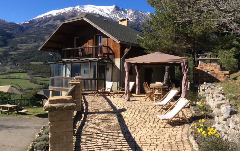 Location de vacances - Chalet à Barcelonnette - Vue extérieure en été.
