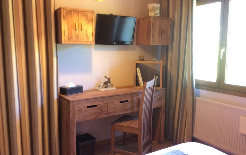Location de vacances - Chalet à Barcelonnette - Chambre 3 : coin bureau et TV écran plat.