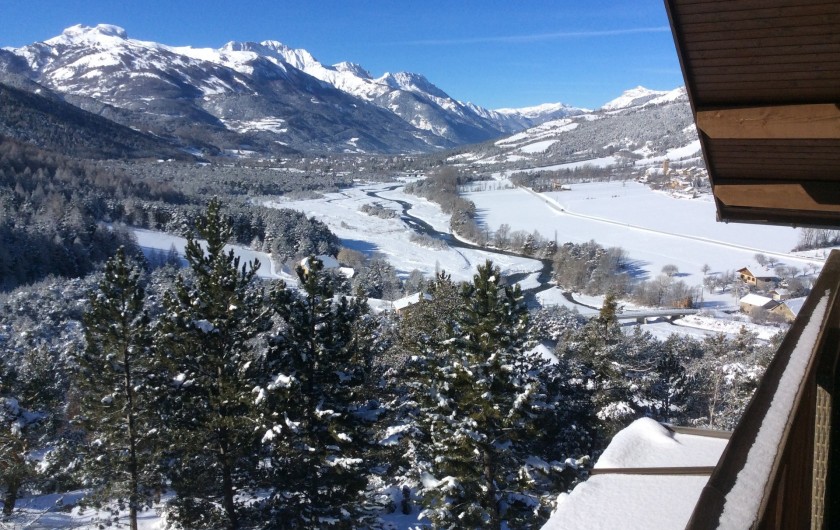 Location de vacances - Chalet à Barcelonnette - Vue sue la Vallée de l'Ubaye depuis le balcon du 1er étage.