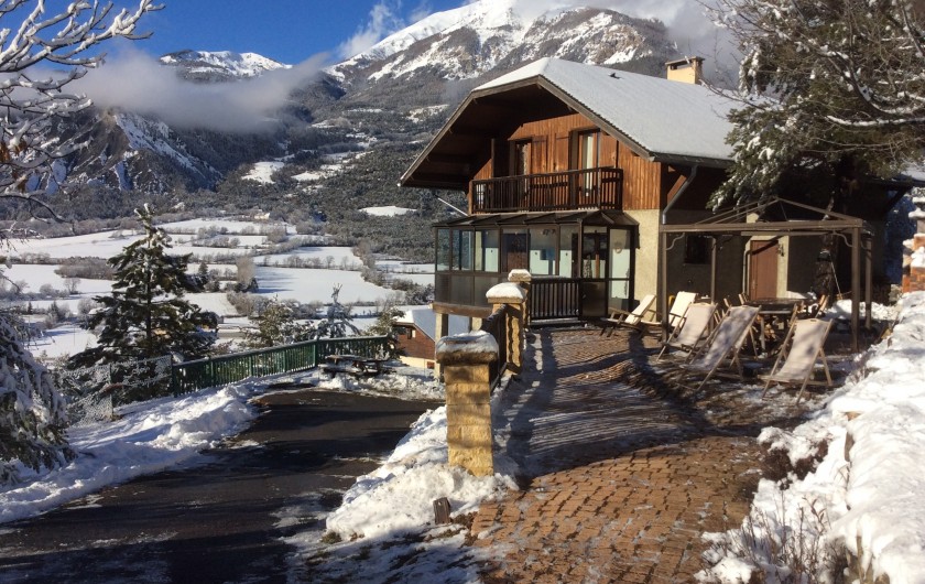 Location de vacances - Chalet à Barcelonnette - Vue extérieure en hiver.