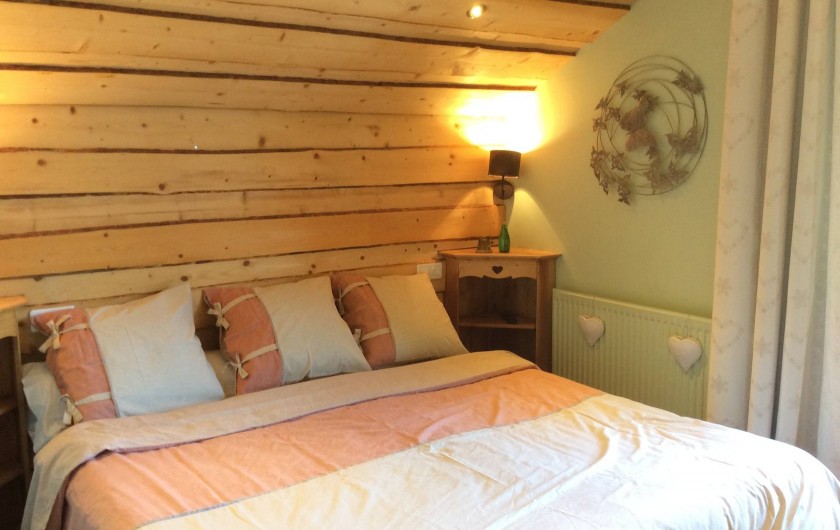 Location de vacances - Chalet à Barcelonnette - Chambre 2 avec balcon en bois, vue panoramique et écran plat.