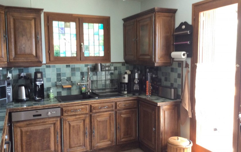 Location de vacances - Chalet à Barcelonnette - Cuisine entièrement équipée , accès sur véranda et  terrasse plein Sud.