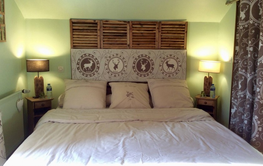 Location de vacances - Chalet à Barcelonnette - Chambre 1 : TV écran plat.