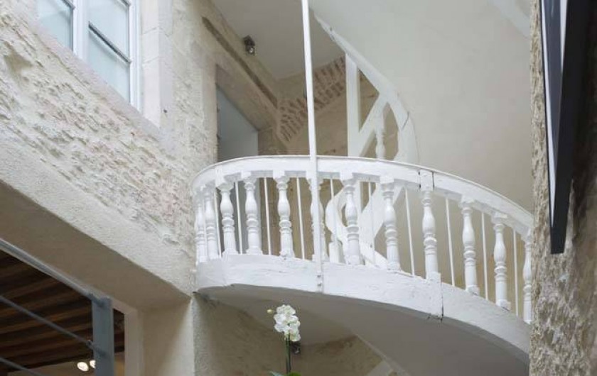 Location de vacances - Chambre d'hôtes à Beaune - Le grand escalier qui conduit aux chambres