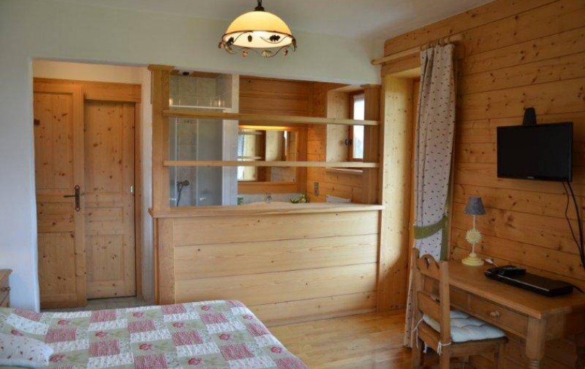 Location de vacances - Chalet à Demi-Quartier - Chambre n° 3 avec douche et vasque. Les deux lits simples peuvent se jumeler.