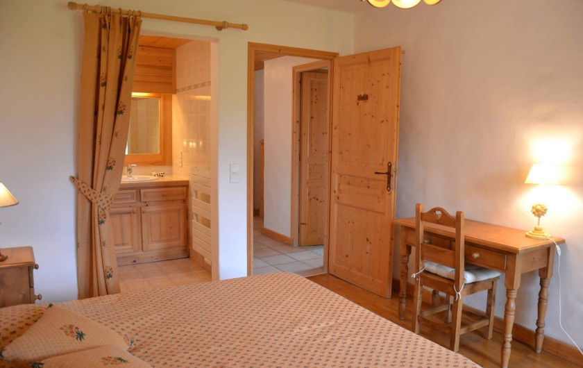Location de vacances - Chalet à Demi-Quartier - Chambre n° 4 avec douche et vasque. Les deux lits simples peuvent se jumeler.