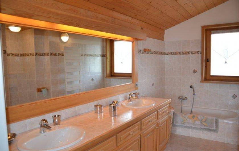 Location de vacances - Chalet à Demi-Quartier - Salle de bains à l'étage : baignoire, douche, double vasque, wc