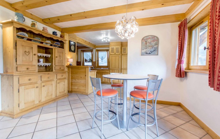 Location de vacances - Chalet à Demi-Quartier - Coin mange debout donnant sur la cuisine