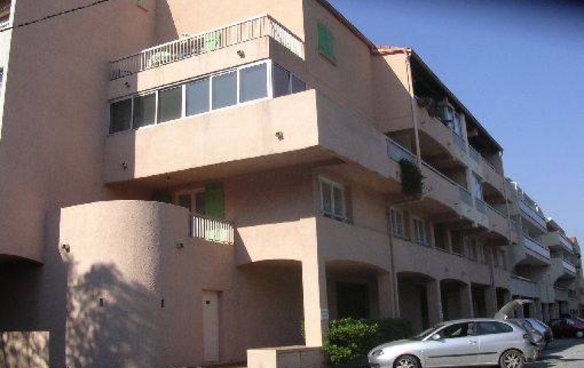 Location de vacances - Appartement à Saint-Aygulf - Immeuble extérieur. Parking extérieur. Sortie face à la mer et les calanques