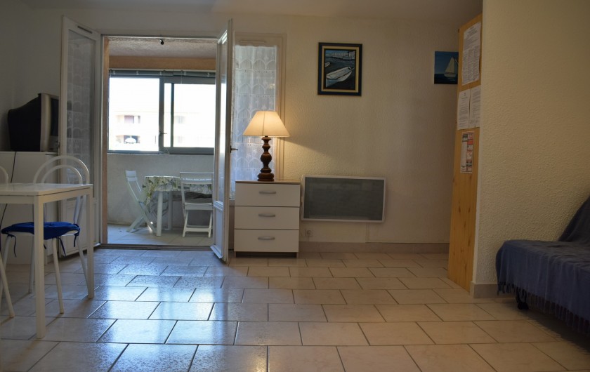Location de vacances - Appartement à Saint-Aygulf - Appartement Saint-Aygulf (Var). Séjour donnant sur loggia