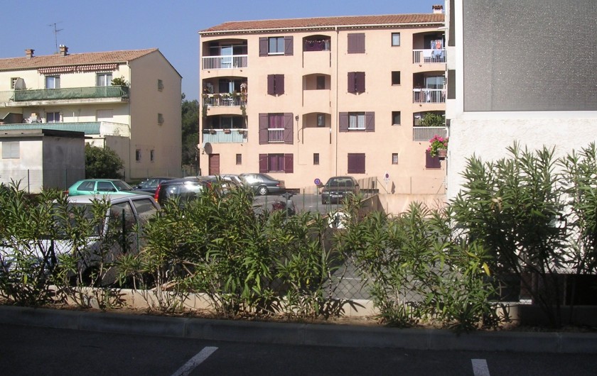Location de vacances - Appartement à Saint-Aygulf - Vue Loggia vers cours intérieure et parking