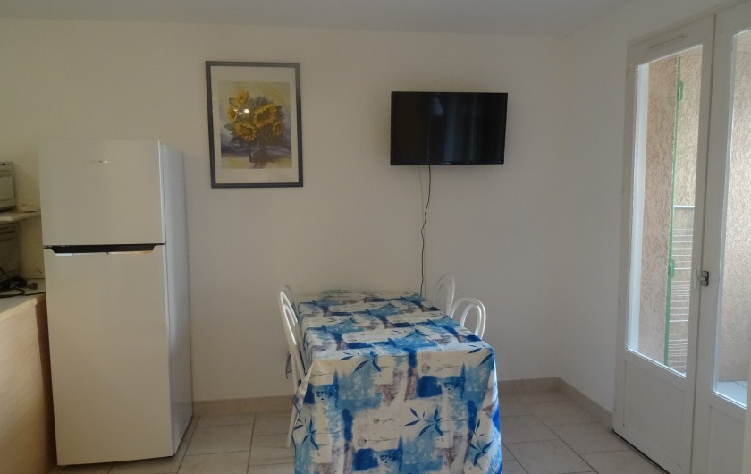 Location de vacances - Appartement à Saint-Aygulf - Séjour et TV murale accès loggia