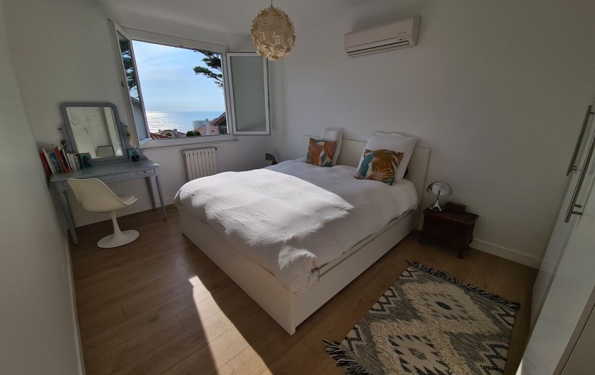 Location de vacances - Villa à Biarritz - Chambre parentale vue ocean avec salle de bain